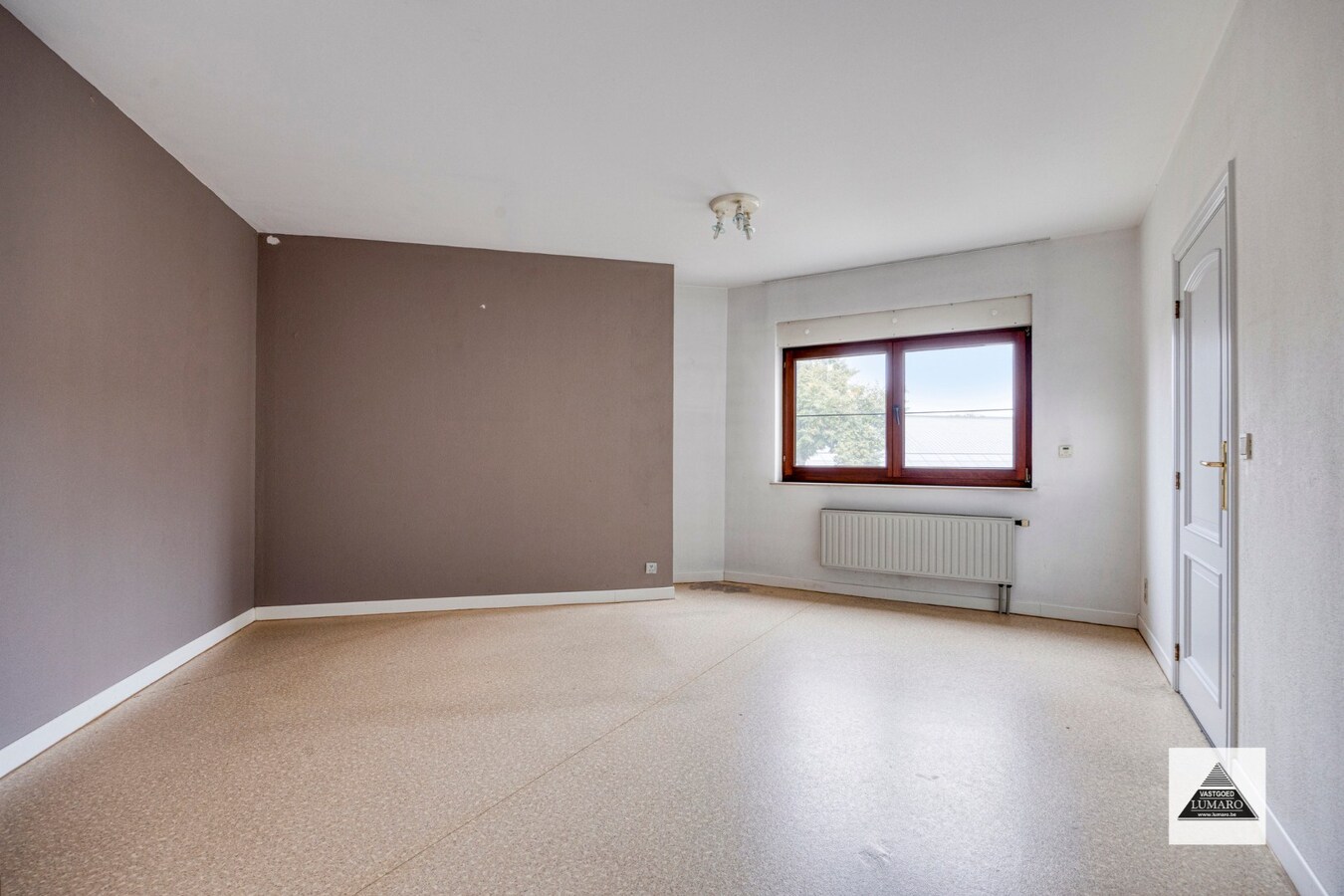 Appartement (175 m²) met 3 slaapkamers, terras (25 m²), 2 badk., 2 garages, berging. 1e verdiep (lift). 