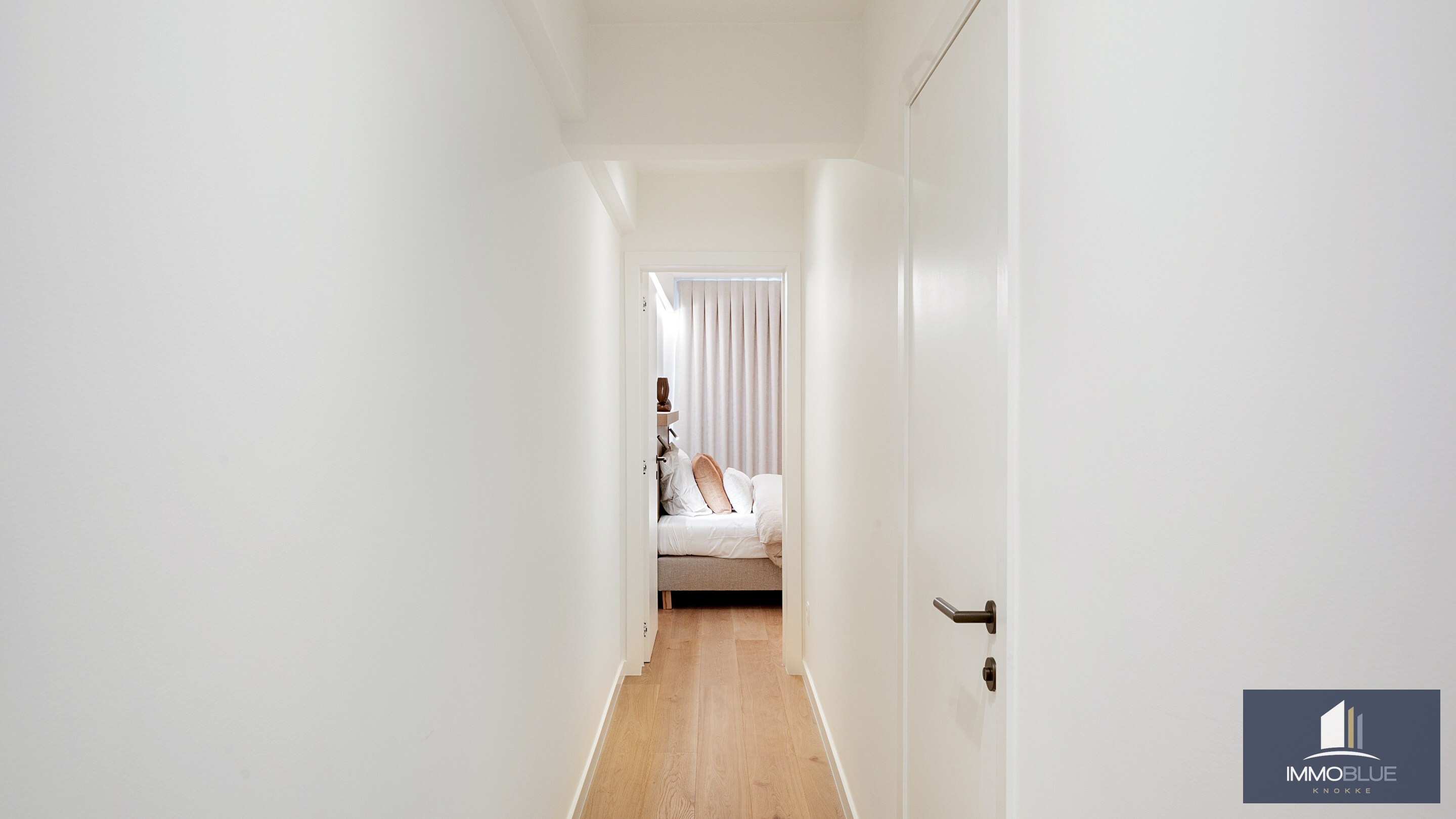 Uitzonderlijk hoekappartement, gelegen in de Zoutelaan, met een gevelbreedte van ca. 16 meter en biedt een open uitzicht op de Lippenslaan. 