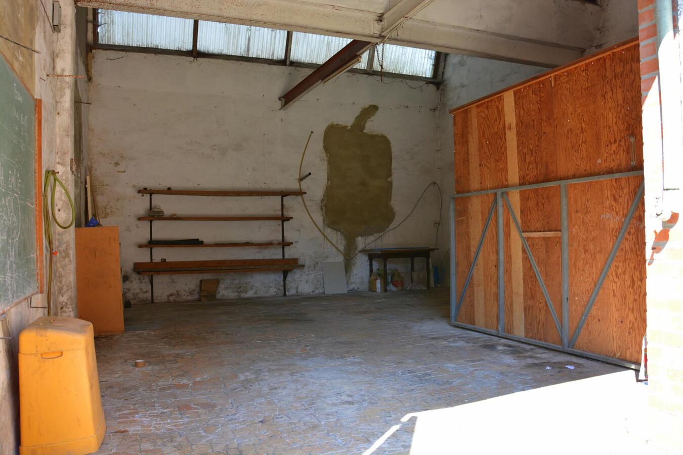 Ruime woning met grote opslagplaats/loods en zonnige tuin 