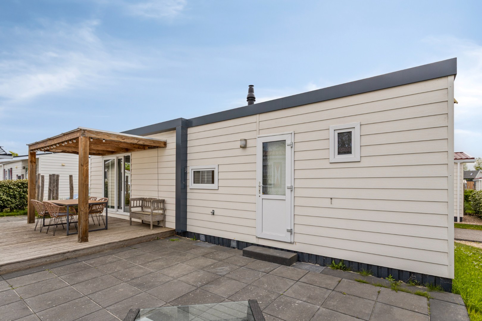Ontsnap aan de dagelijkse hectiek en geniet van een welverdiende vakantie in deze charmante chalet (nr. ME46), te koop aangeboden op park Duinzicht in Koudekerke! 