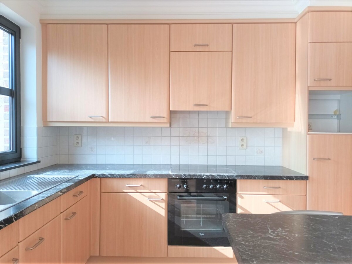 IN OPTIE - Gunstig gelegen appartement met 2 slaapkamers, gelegen in het centrum van Heusden-Zolder. 