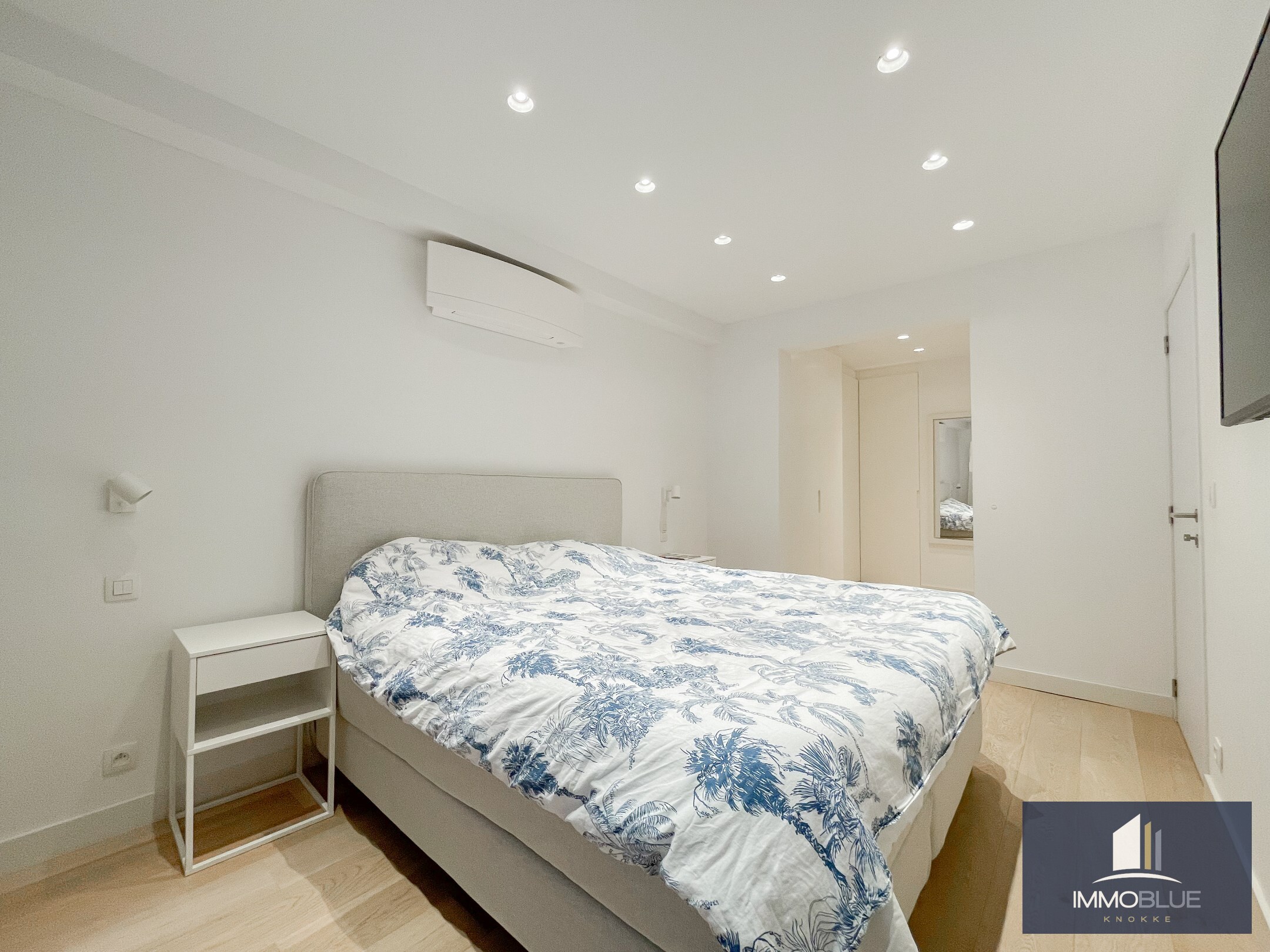 Appartement totalement rénové et luxueusement fini, avec trois chambres et une vue latérale sur la mer, situé au Zoute. 