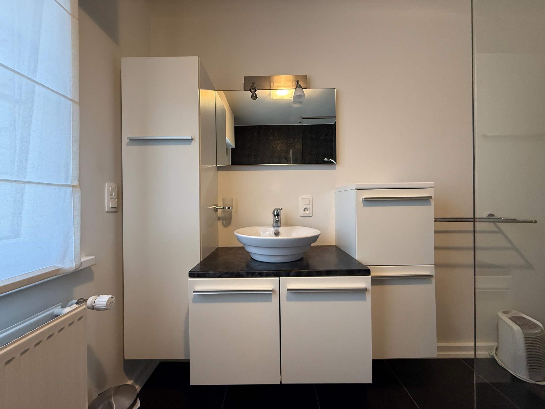 Non meublé - Maison bien entretenue avec trois chambres située dans le vieux Knokke, à distance de marche du centre commercial de Knokke et du Zoute. 
