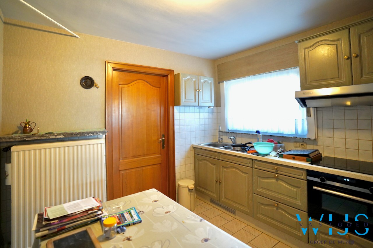 Halfopen bebouwing met vernieuwd dak en topligging in hartje Evergem ! 