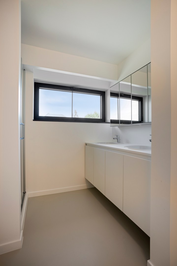 Gerenoveerd ruim en lichtrijk appartement met 2 slaapkamers en ruim terras - EPC label B 