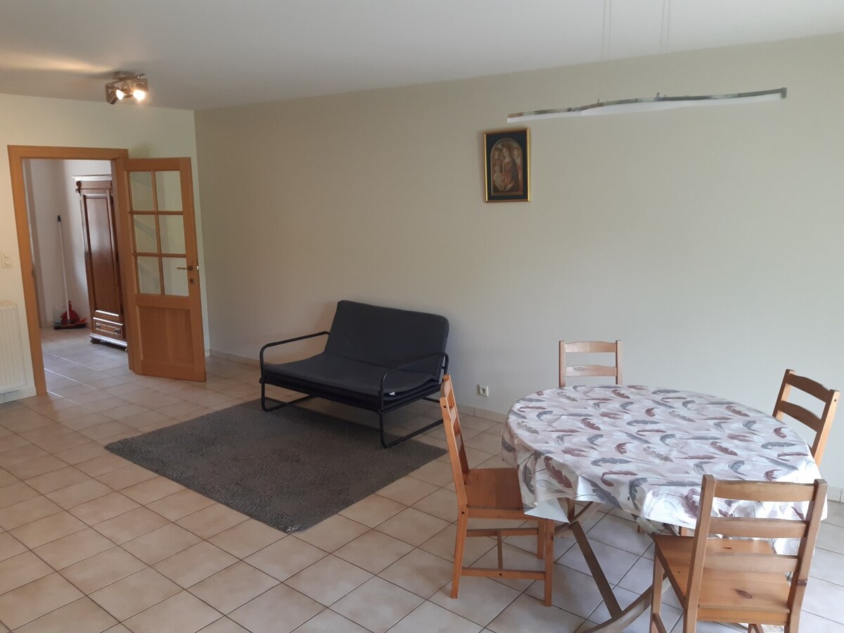 Goed gelegen woning met terras en tuintje. 