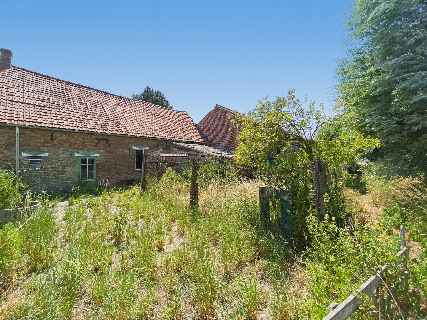 Authentieke hoeve met bijgebouwen en prachtige verzichten in Houtem (Veurne) 