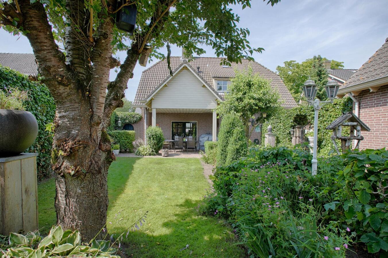 Vrijstaande woning met grote garage, 4 slaapkamers en ruime zolderverdieping. 