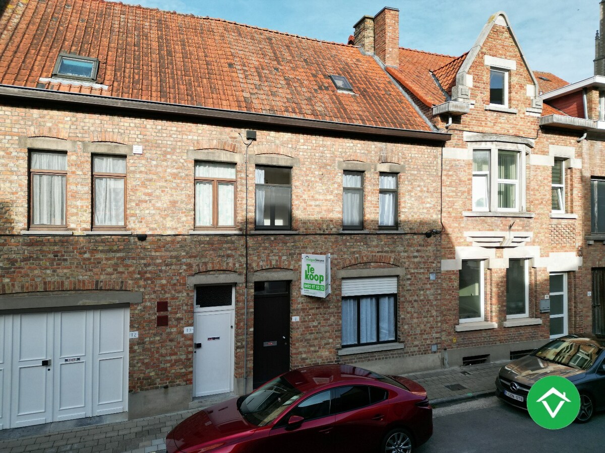 Woning met 3 slaapkamers en koer te centrum Roeselare 