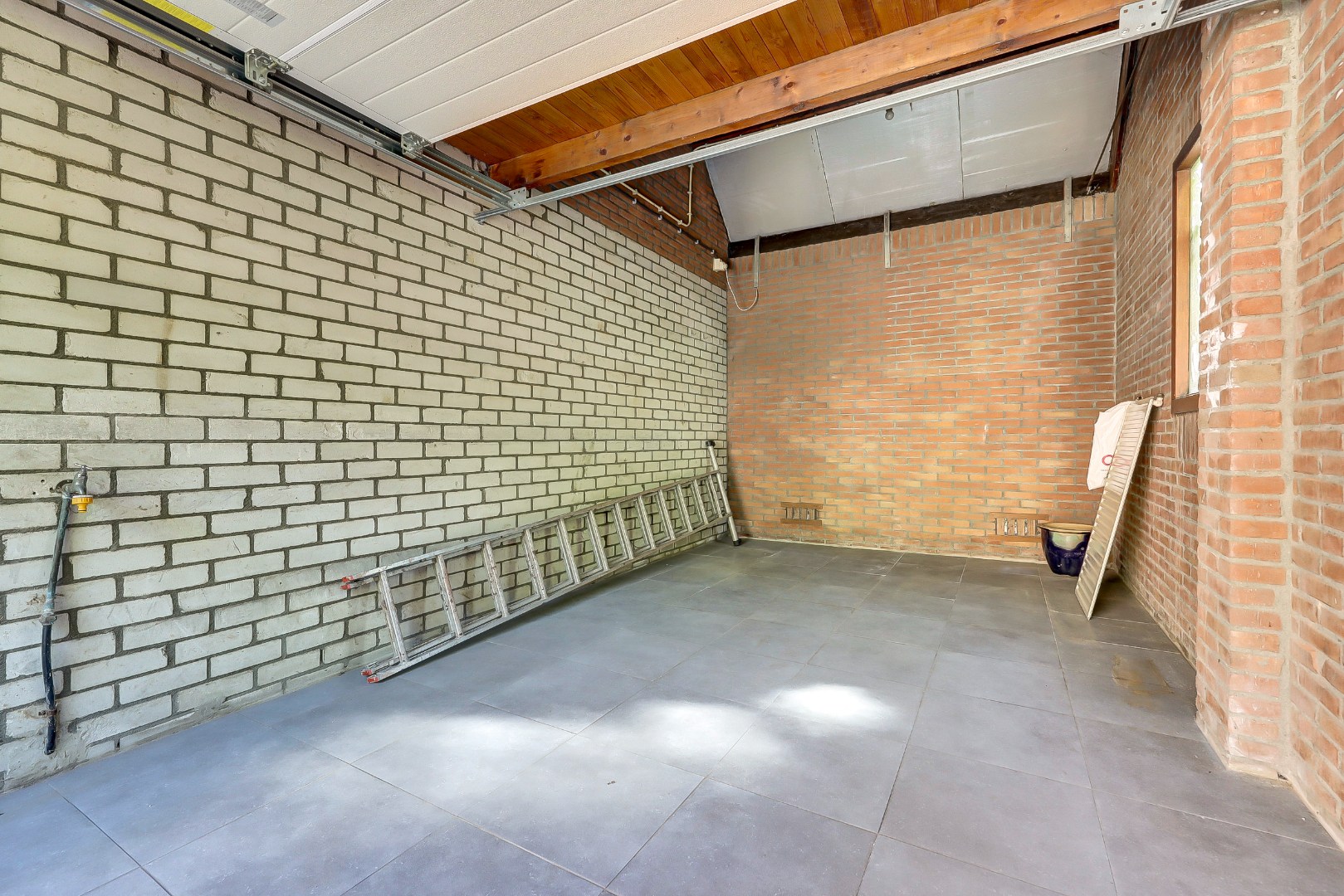 Ruime 5-kamer hoekwoning met aangebouwde garage op een kavel van maar liefst 297 m2 eigen grond! 