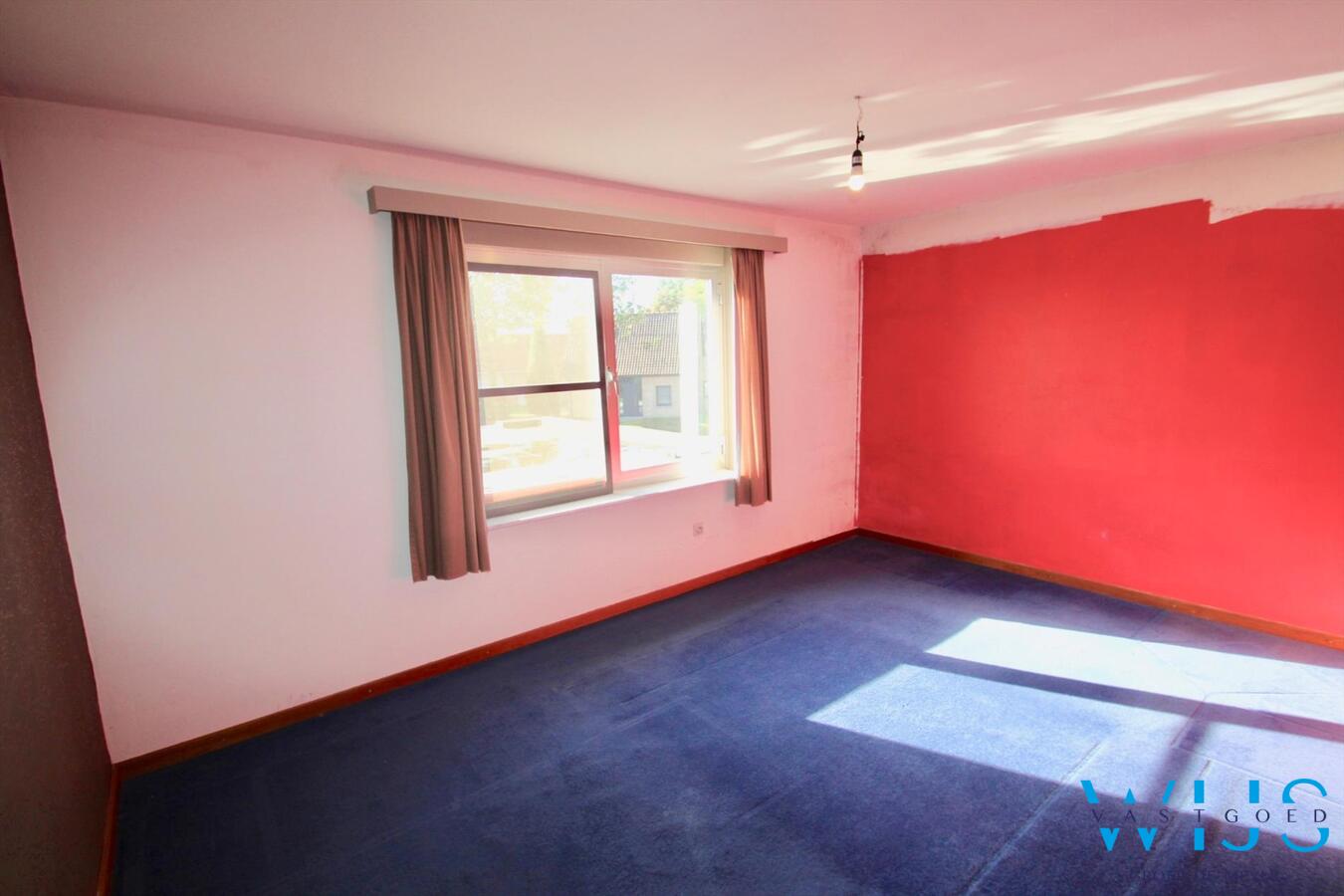 Vlot te renoveren woonhuis op een ruim perceel van 1130 vierkante meter te OOSTEEKLO ! 