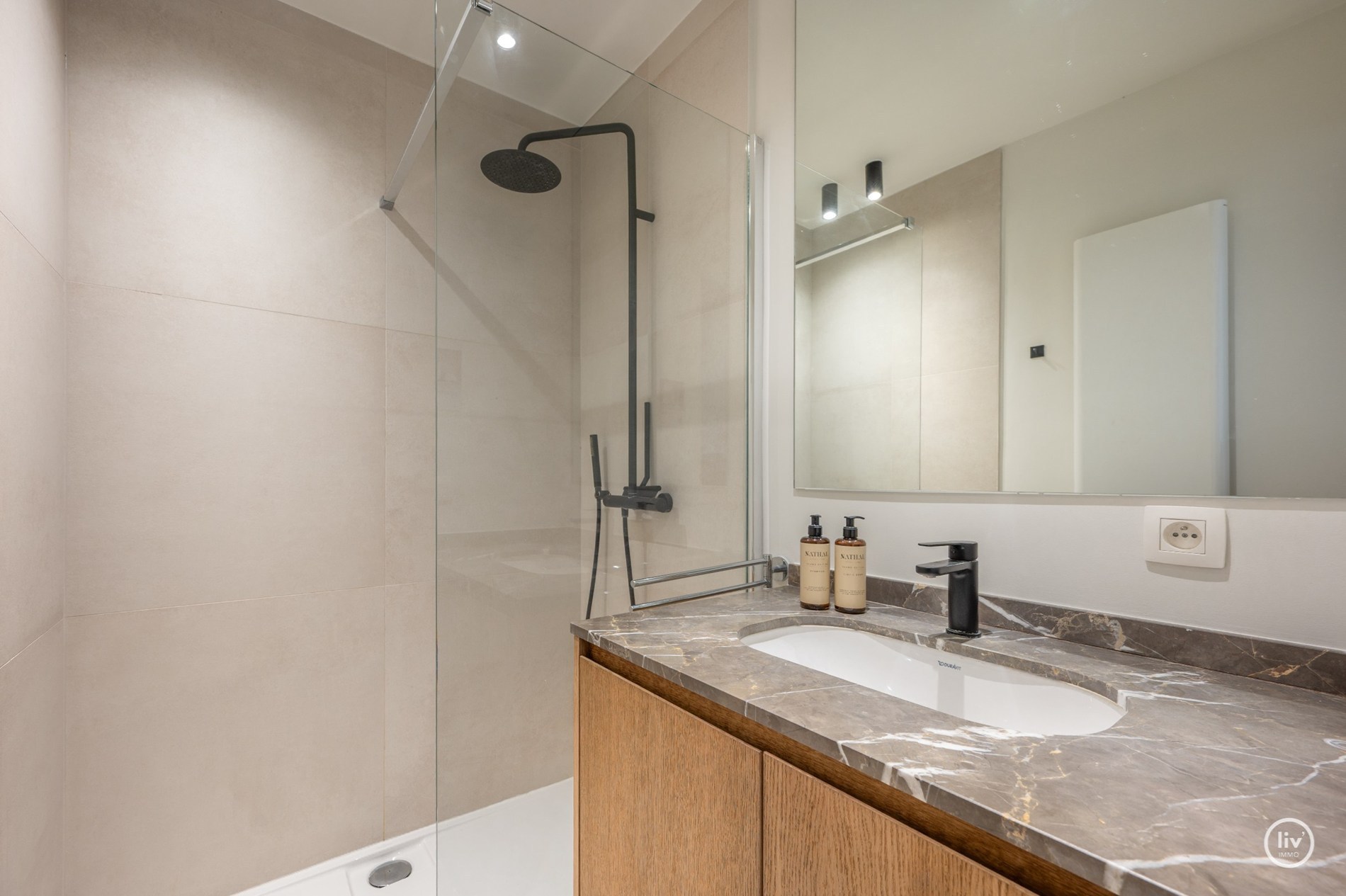 Prachtig gerenoveerd 2 slaapkamerappartement op een aangename ligging vlakbij de Lippenslaan te Knokke. 