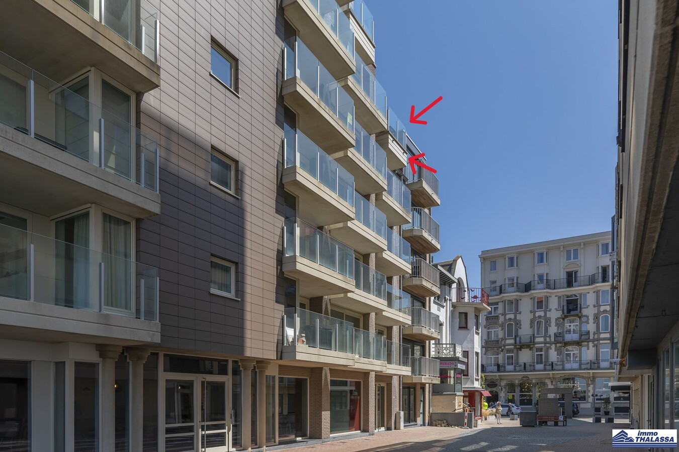Appartement à la déco moderne situé au 5e étage, rue Ankerweg, à La Panne : un point de départ idéal pour profiter pleinement de la vie au bord de la mer. 