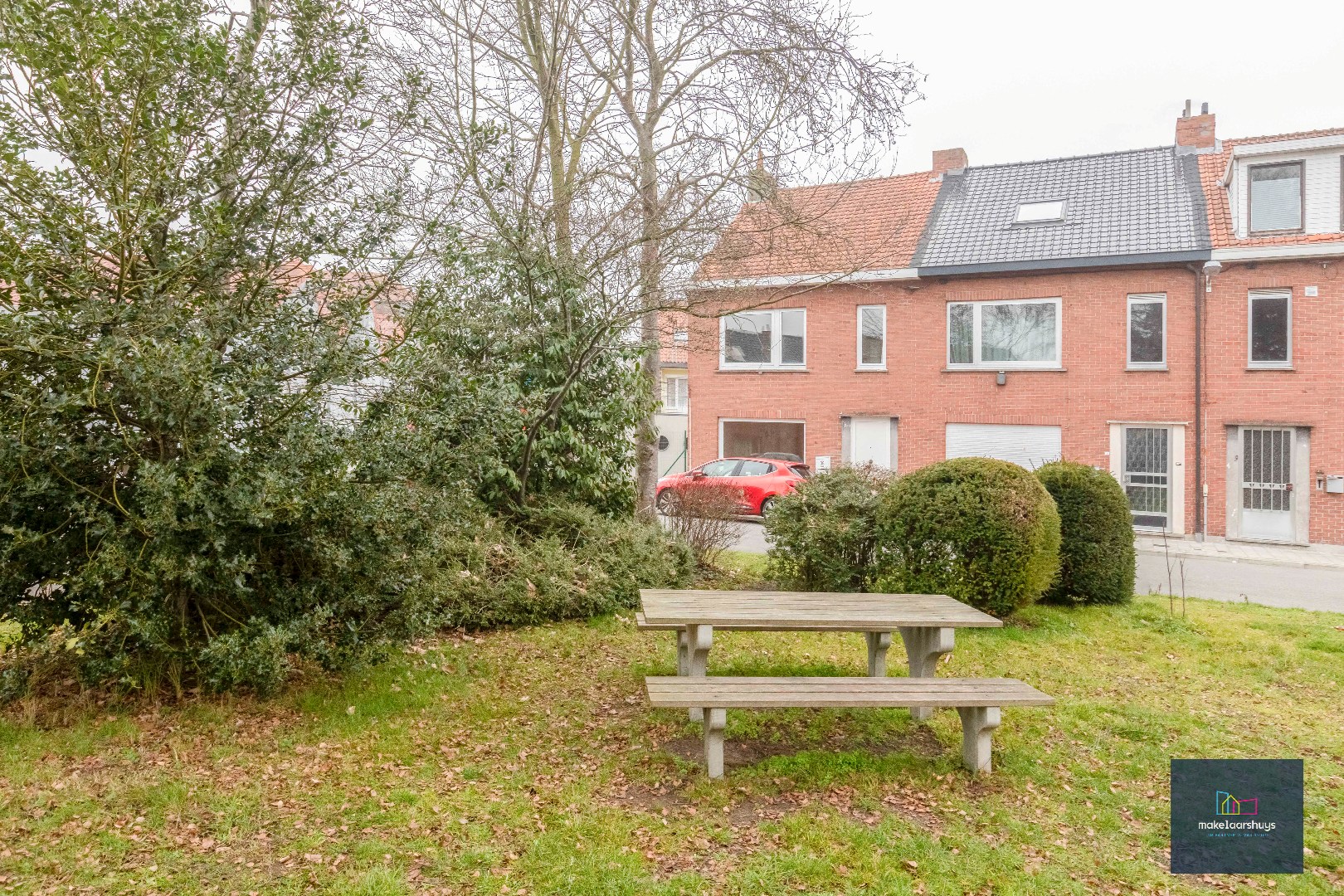 Te renoveren HOB met garage in Mariakerke 