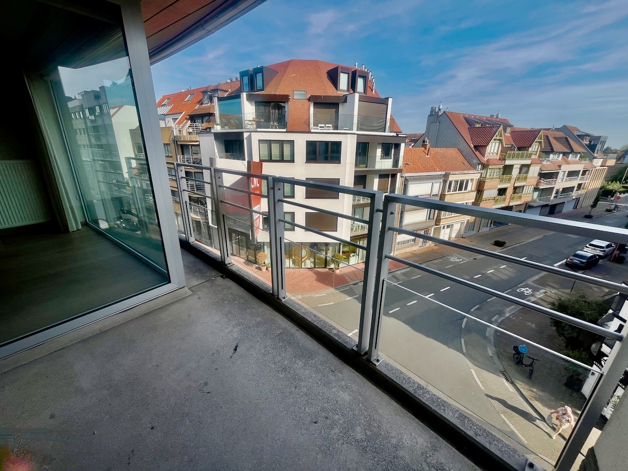 Non-meublé - Grand appartement résidentiel avec une belle vue dégagée, situé en plein centre près de l'avenue Lippens. 
