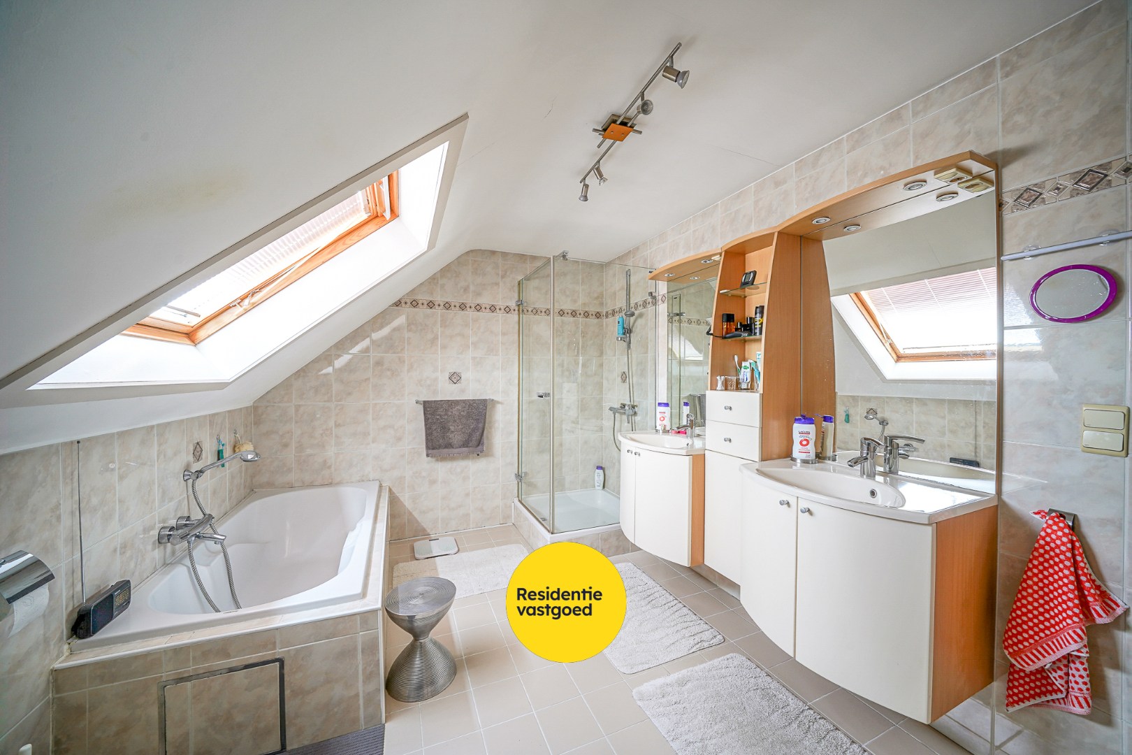 Vrijstaande ruime woning in rustige residentiële wijk in Oudenburg 