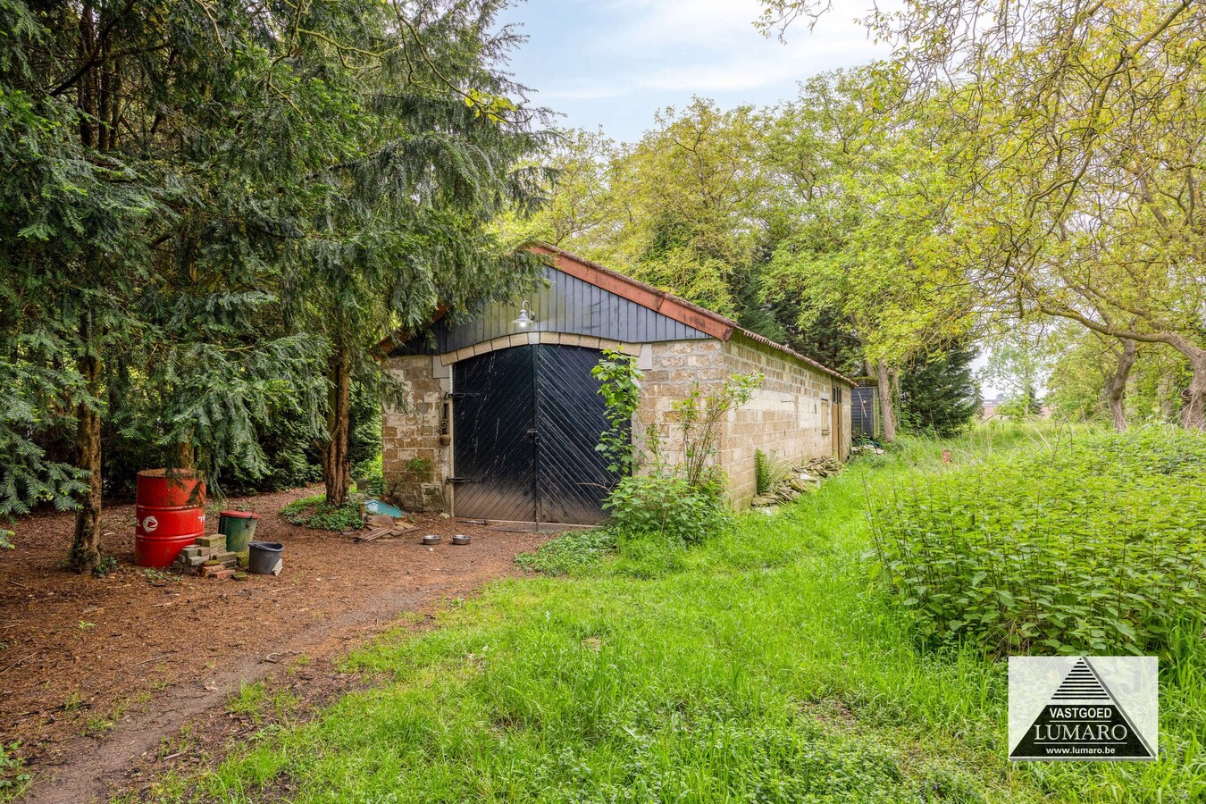 Charmante, op te knappen woning op perceel van 4.600 m² 
