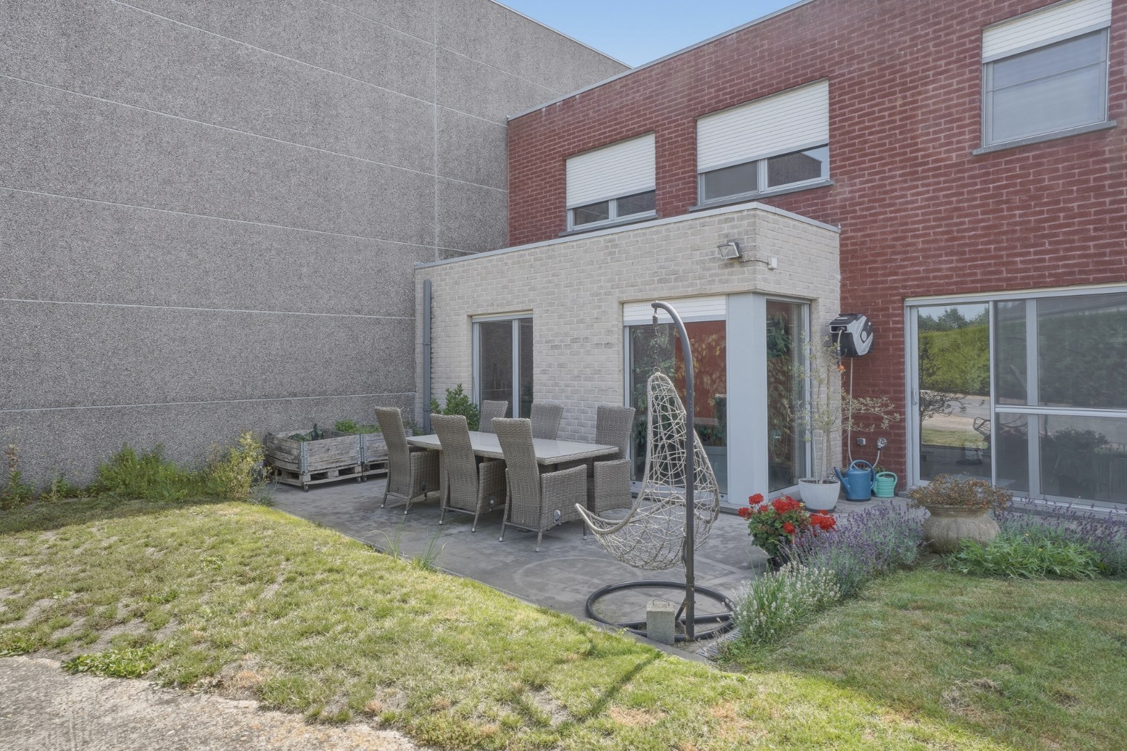 Bedrijfswoning met ruime loods van ca. 1.530 m² in de ambachtelijke zone van Eernegem 