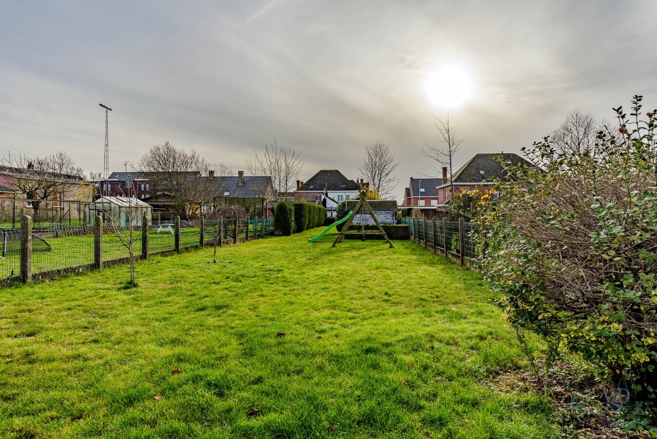 Ruime, deels gerenoveerde Half Open Bebouwing 