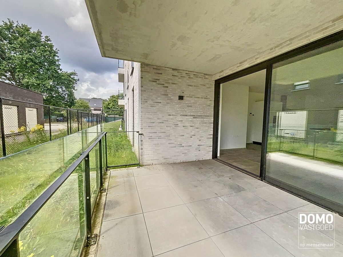 GELIJKVLOERS NIEUWBOUWAPPARTEMENT MET RUIM TERRAS, TUIN &amp; 2 SLAAPKAMERS TE MAASMECHELEN 