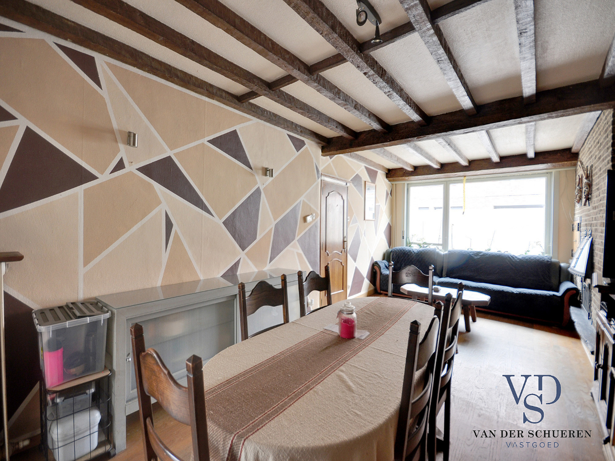 Op te frissen gezinswoning in hartje Gavere ! 