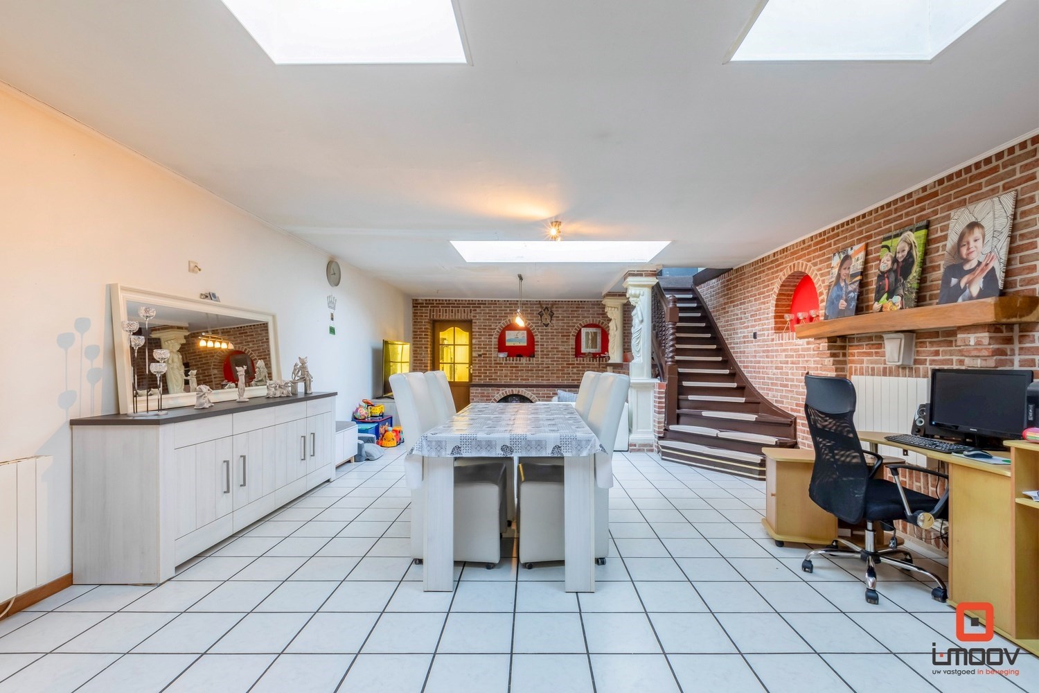 Te renoveren eengezinswoning met voldoende parkeermogelijkheden. 