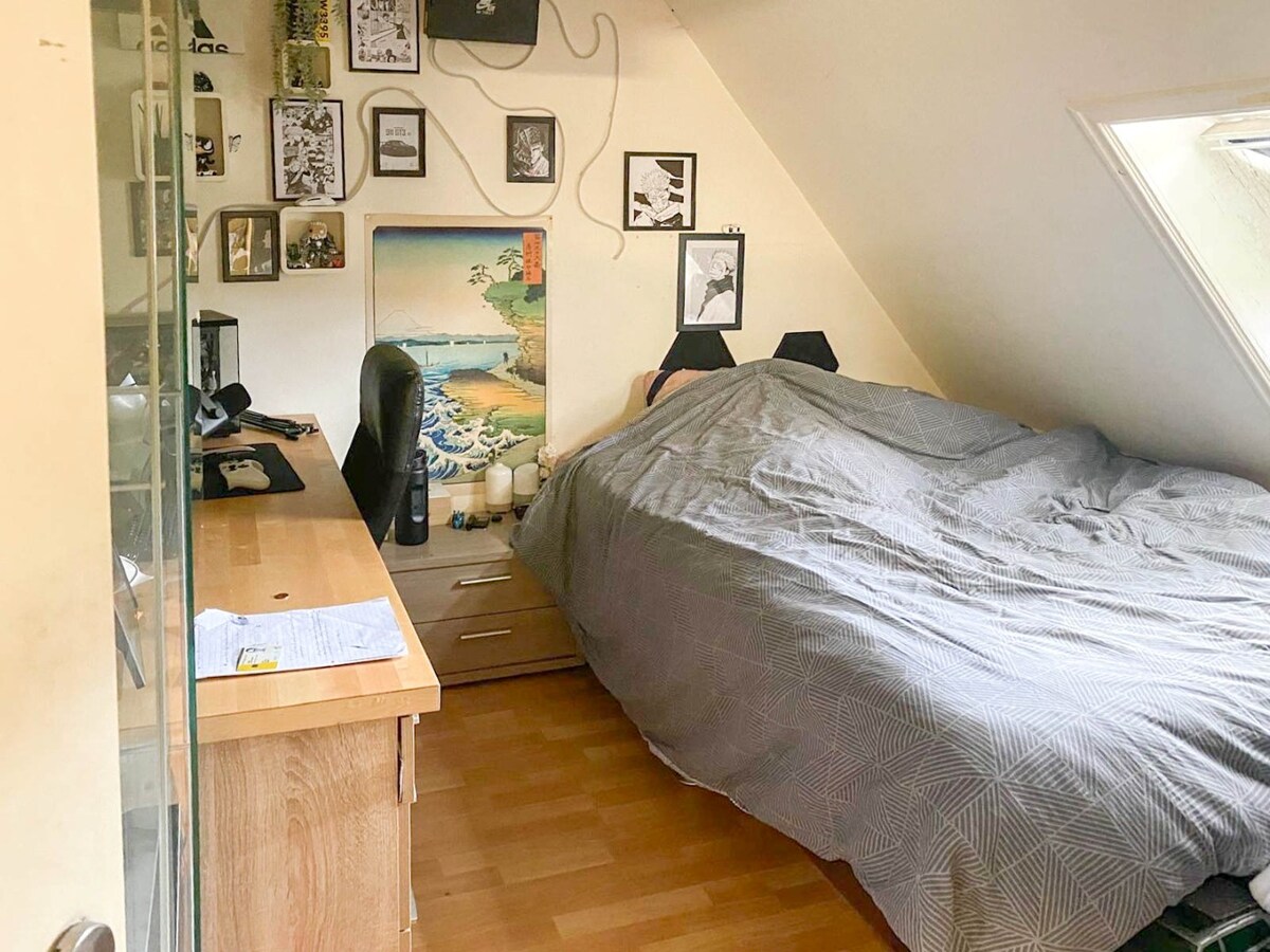 Alleenstaande woning grote zuidgerichte  tuin. 