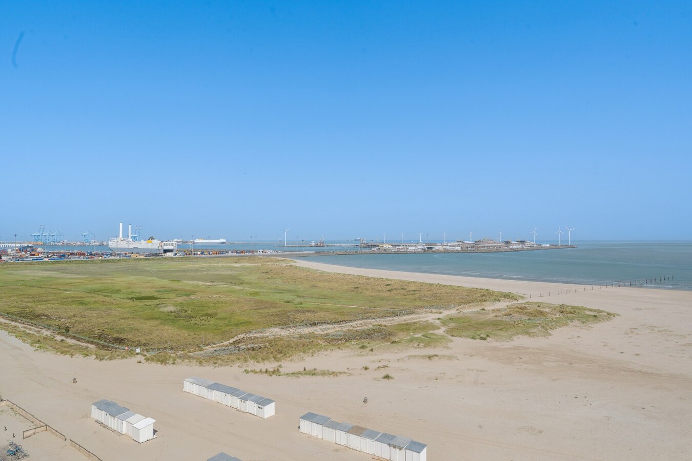 Exclusief hoekpenthouse met uitzonderlijk zeezicht en riant zonneterras in Heist. 