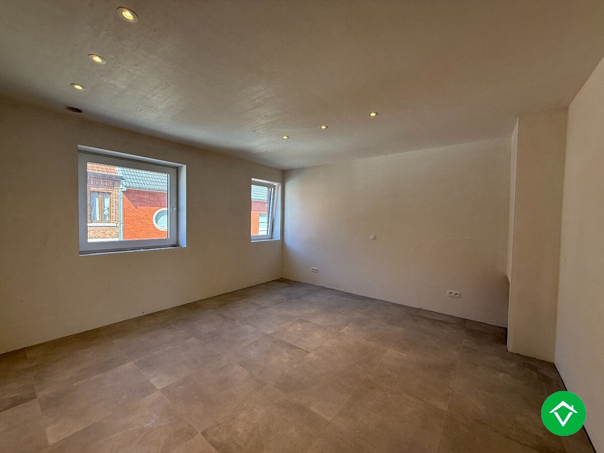 Centraal gelegen nieuwbouwwoning met 3 slaapkamers, tuin en overdekte autostaanplaats 