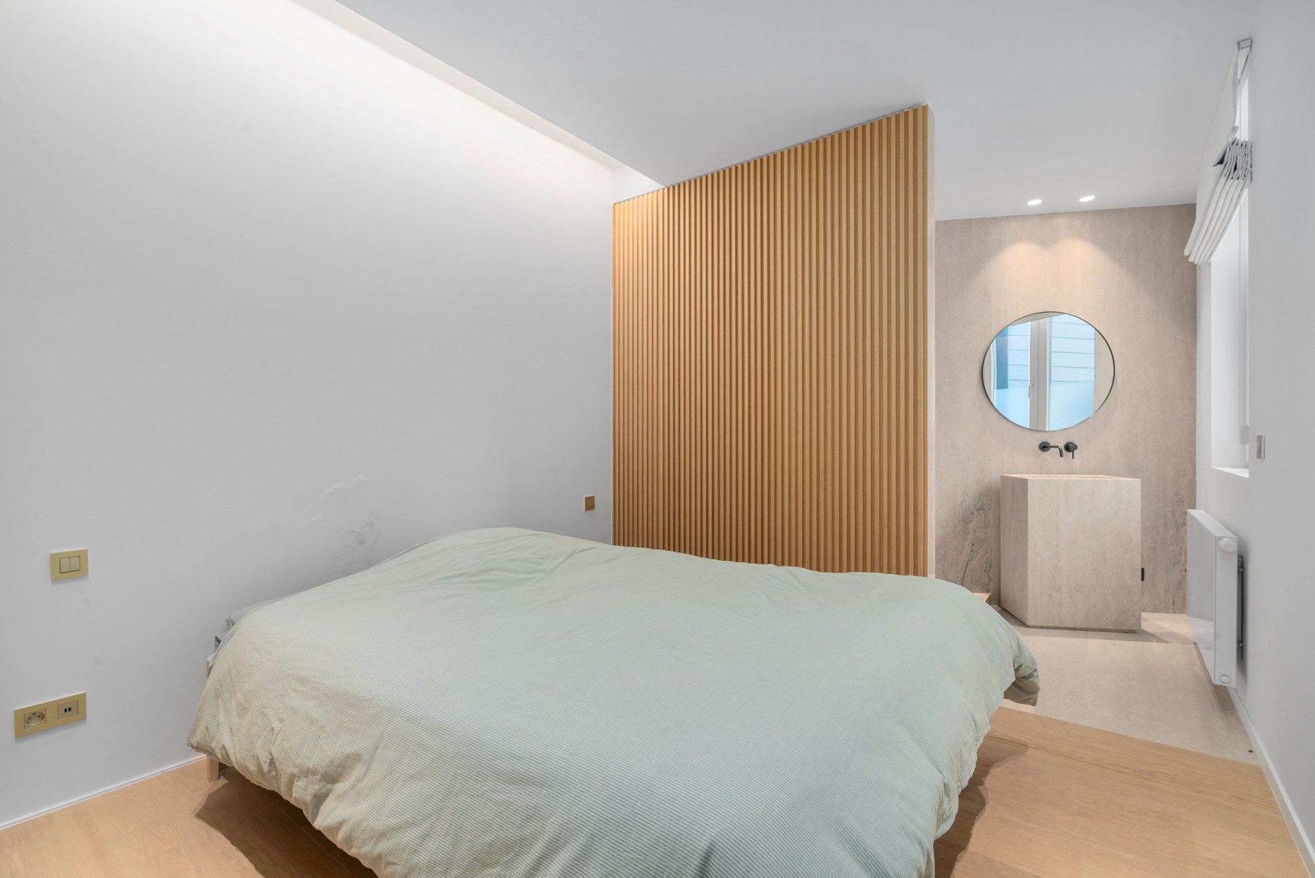 Zeer mooi en luxueus afgewerkt 3 slaapkamer appartement aan het Driehoeksplein nabij de Zeedijk 