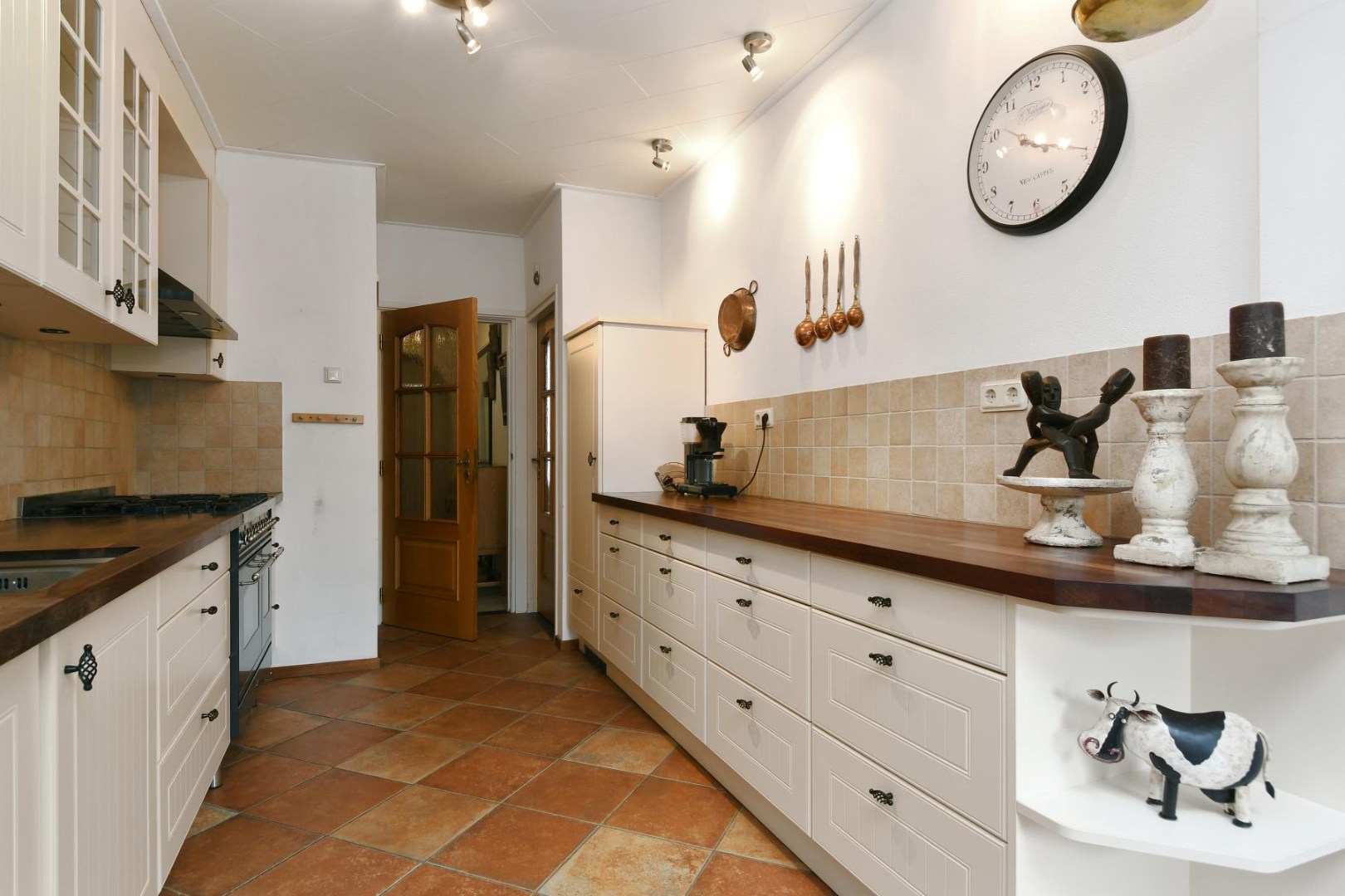 Geschakelde 2-onder-1-kap woning met serre, vier slaapkamers en inpandige garage gelegen nabij het centrum van Panningen 