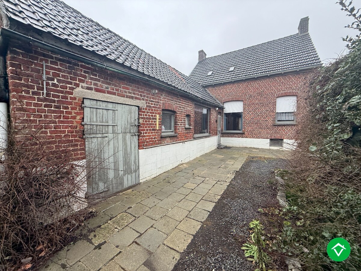 Ruime woning met 5 slaapkamers, garage en diepe tuin te Houthulst 