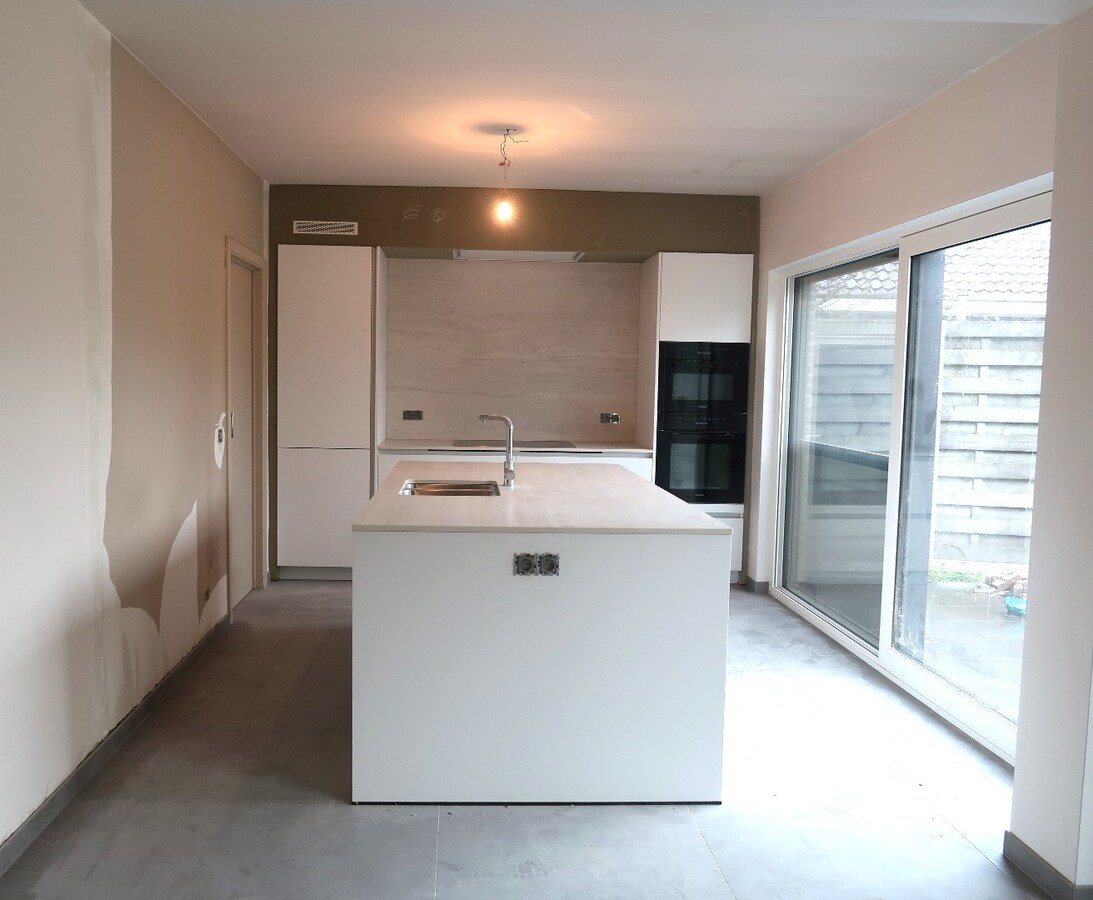 Charmante gerenoveerde woning te huur in Snellegem – 3 slaapkamers, grote tuin &amp; veel extra’s 