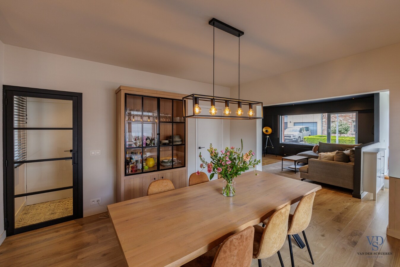 Stijlvol gerenoveerde woning. 