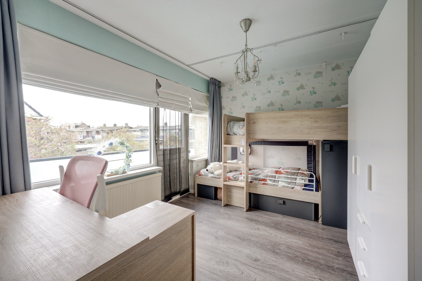 Lichte 4-kamer tussenwoning met eigen garage, 3 slaapkamers, onderhoudsvriendelijke tuin met berging en gelegen op eigen grond! 
