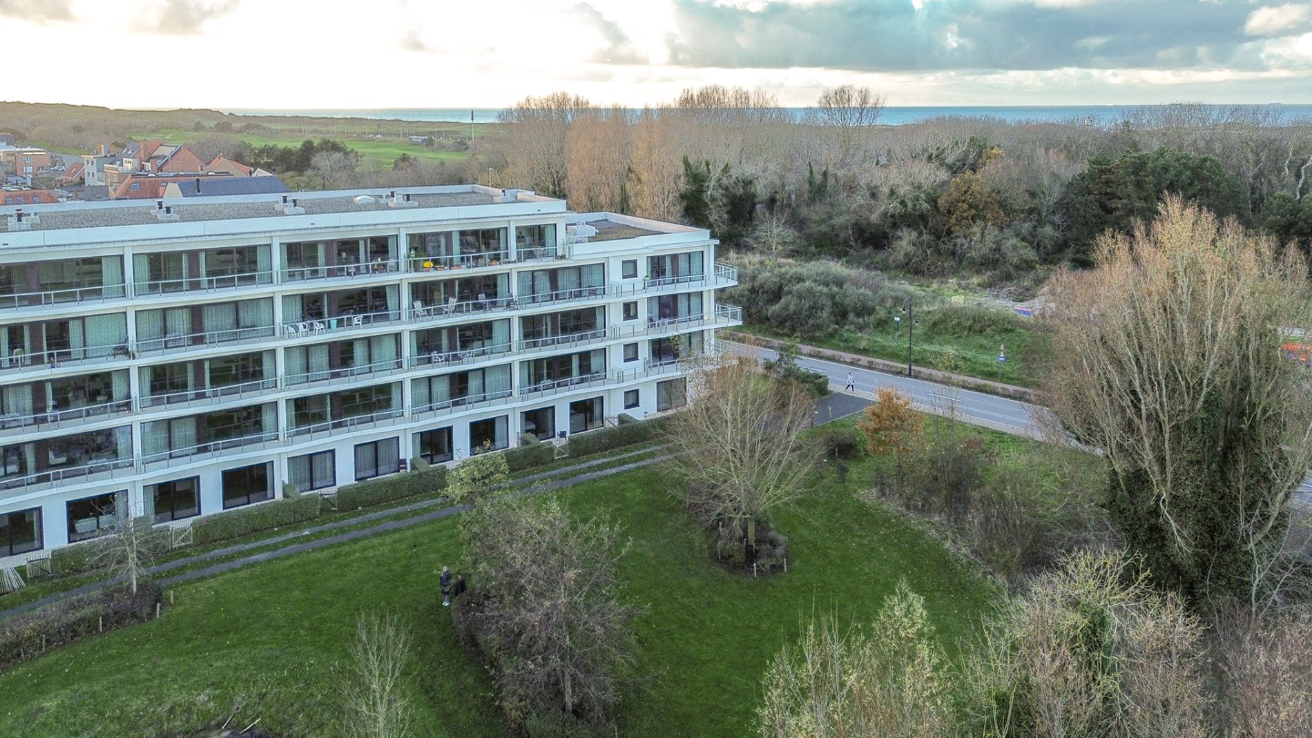 Moderne assistentiewoning met ondergrondse berging en parkeerplaats in De Haan, vlakbij strand, duinen en zee 