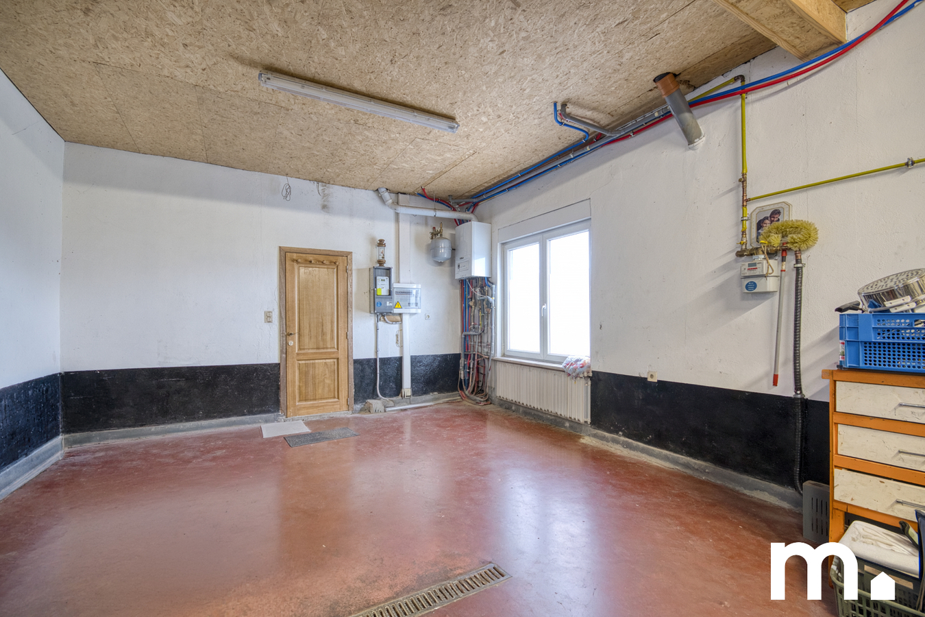 Centraal gelegen woning met ruime garage/opslagplaats te Izegem ! 