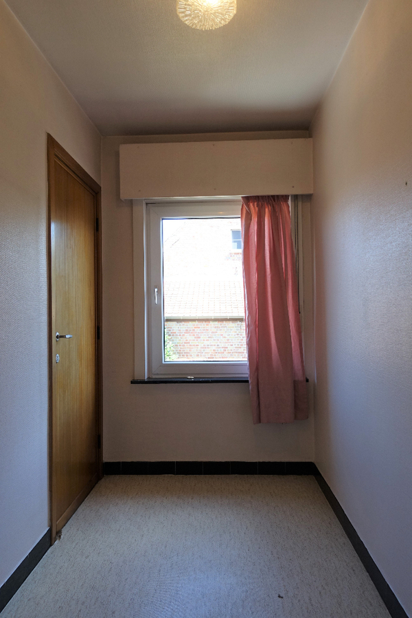 Half-open woning met garage/loods op uitstekende ligging 