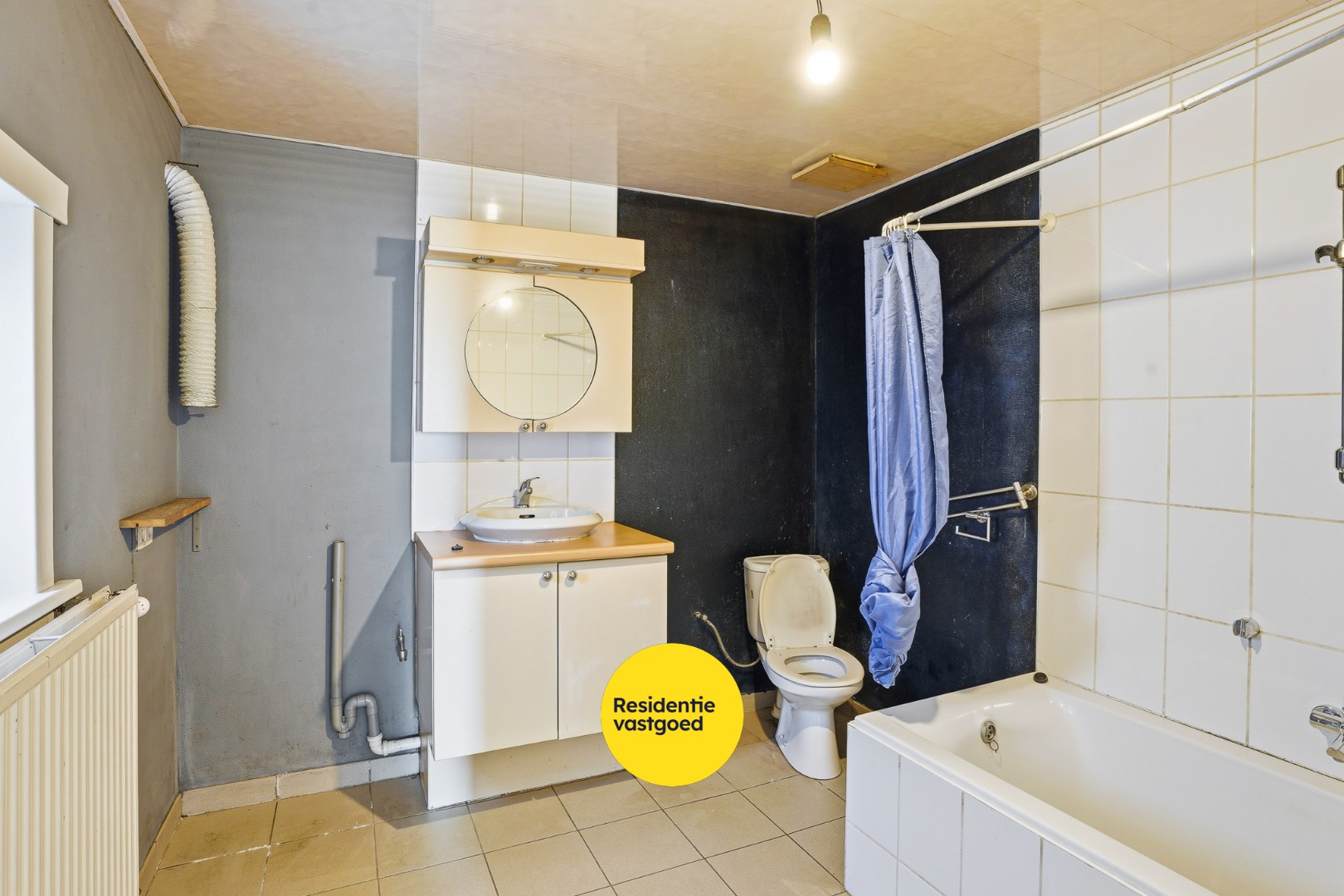 Te renoveren hoekwoning met 3 slaapkamers, tuin en centrale ligging in Ichtegem 