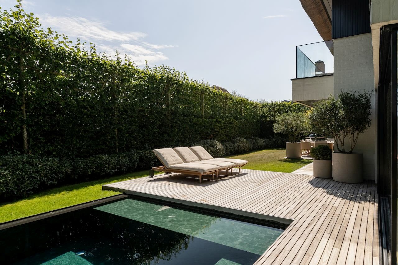 Magnifique villa récente de style contemporain allie une finition intemporelle à un emplacement unique et une vue imprenable sur le Zwin. 