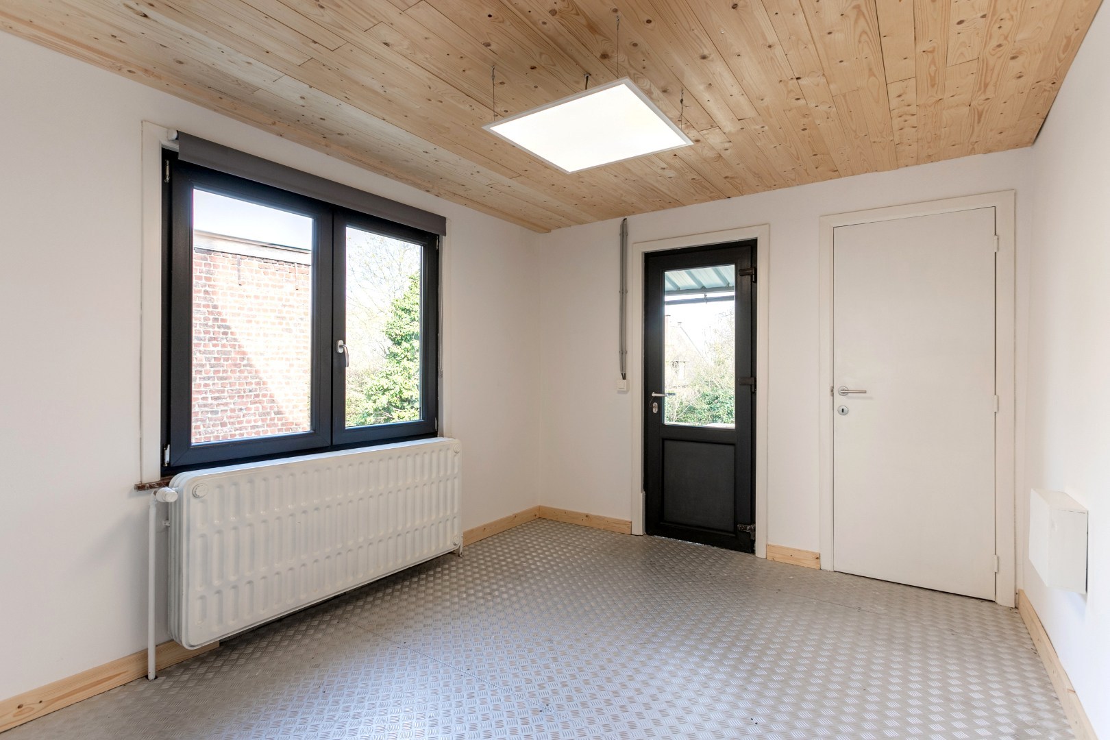 Handelshuis met woongedeelte, garage en tuin 