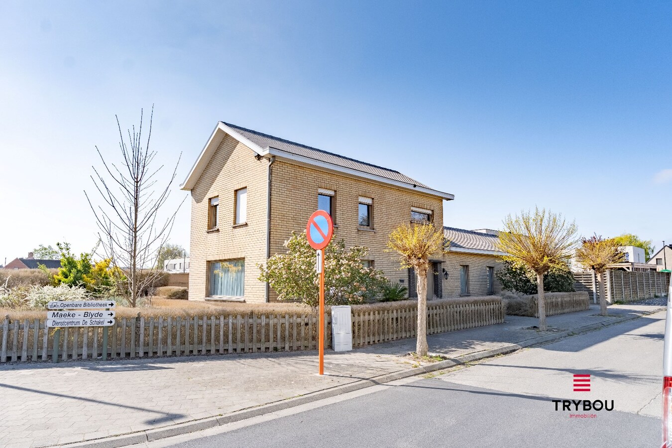 Instapklare gezinswoning met garage en prachtige tuin in rustige straat 