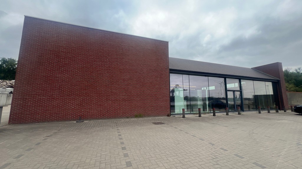 Showroom met kantoor en stockageruimte te huur in de haven van Gent