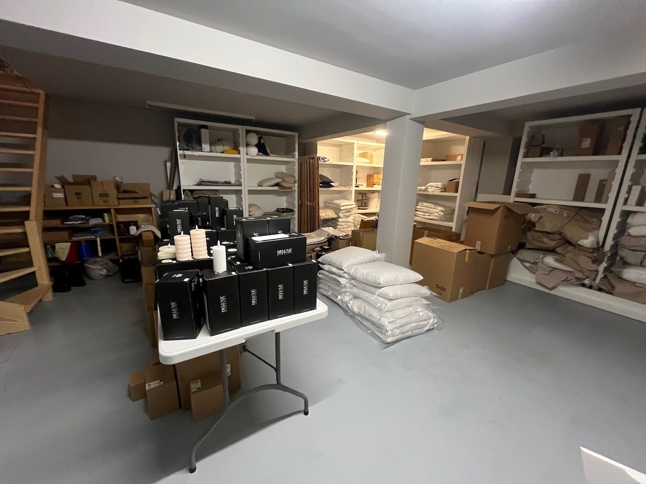 Local commercial lumineux avec une largeur de façade spacieuse (8m) et une vitrine de 22m. 