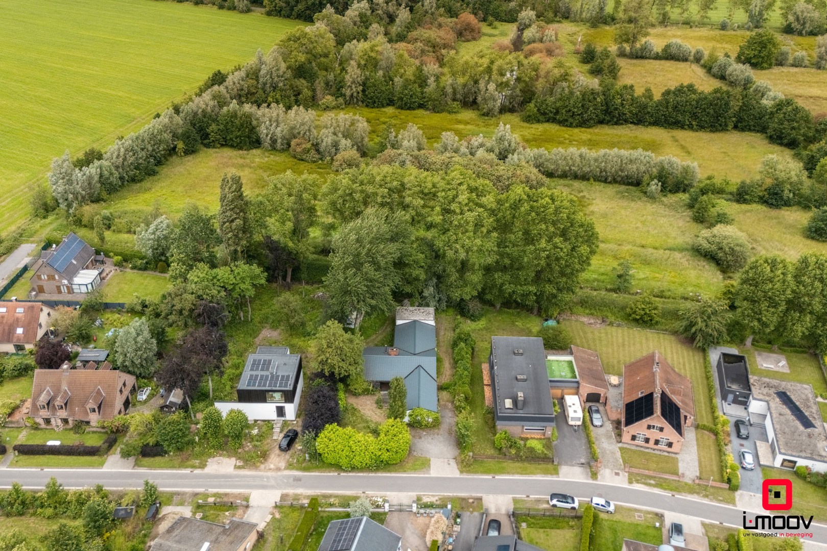 Seventies bungalowvilla met renovatiepotentieel op unieke ligging aan natuurgebied 