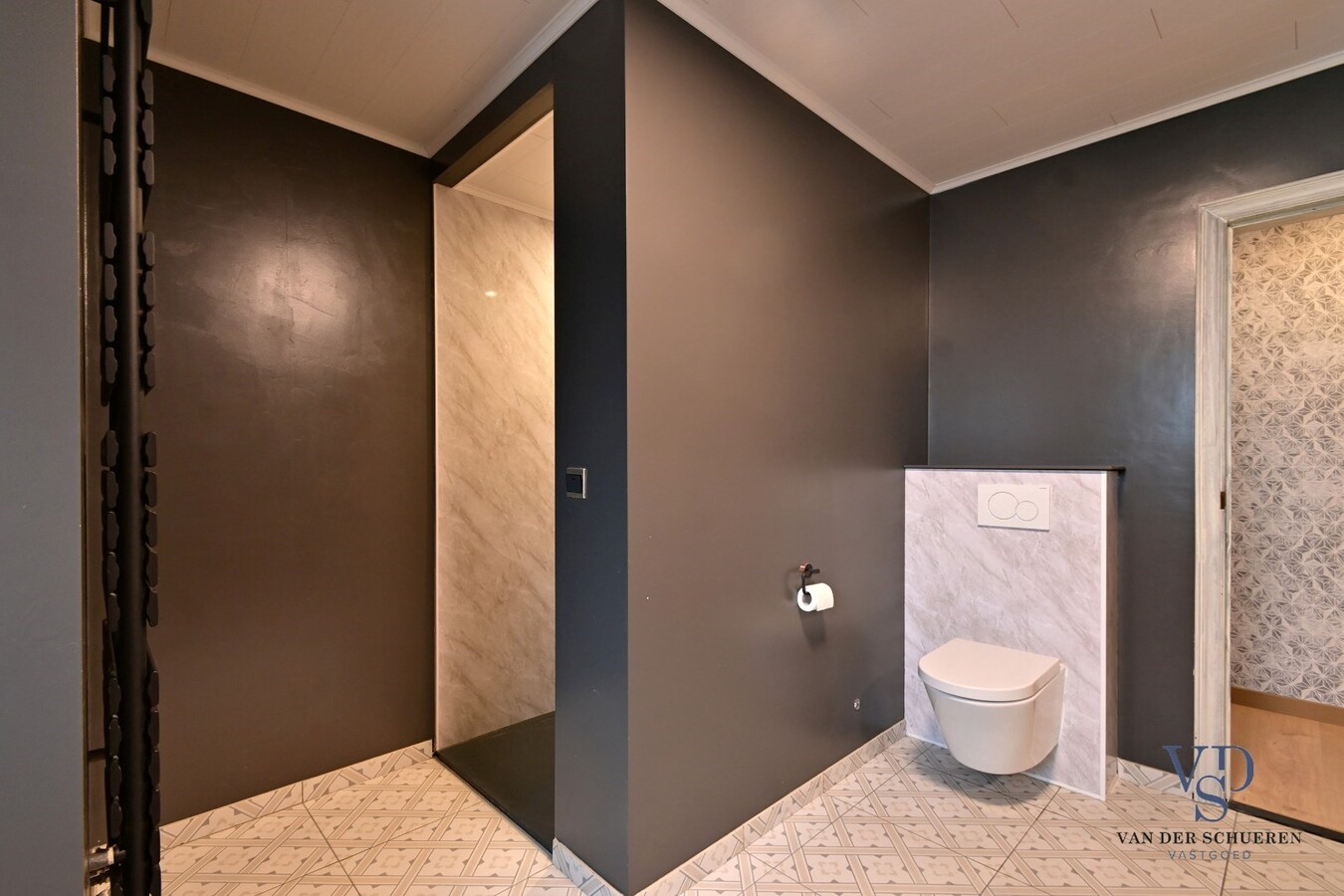 Bijzonder degelijke, instapklare ruime eigendom 