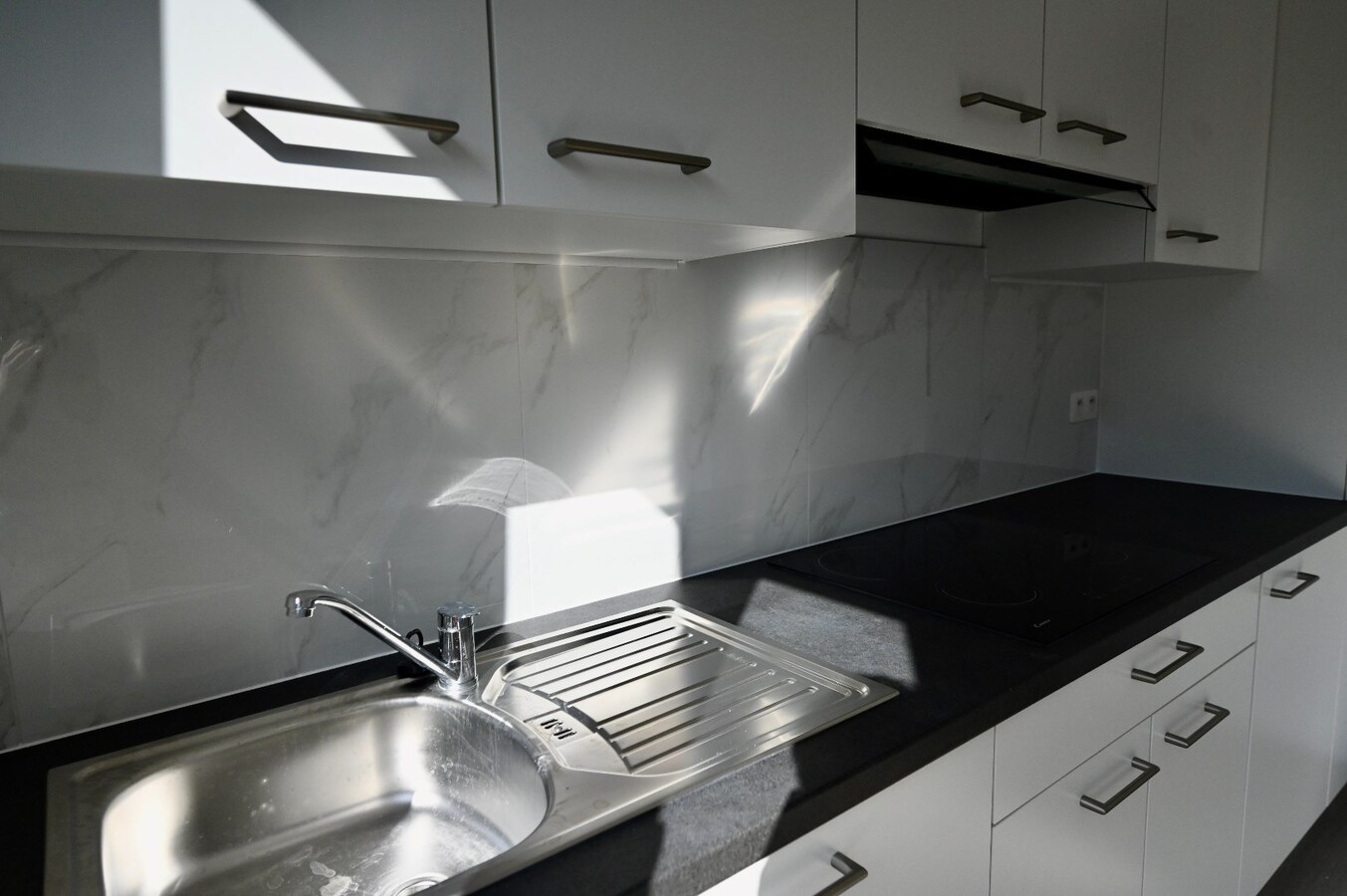 KNAP GERENOVEERD KNUS 2-SLAAPKAMER APPARTEMENT 