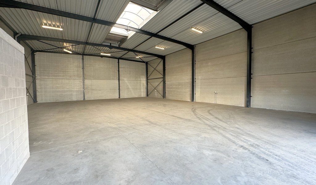 Magazijnen te huur langs kanaal in Sint-Lenaarts