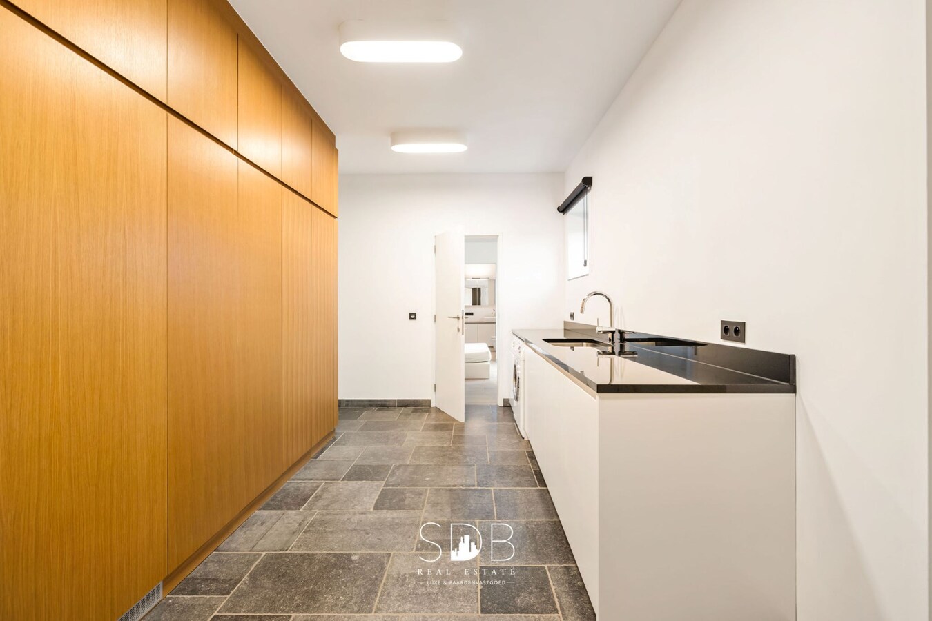 Prachtige villa in hoevestijl met bijgebouwen en graslanden op 89.070m² 