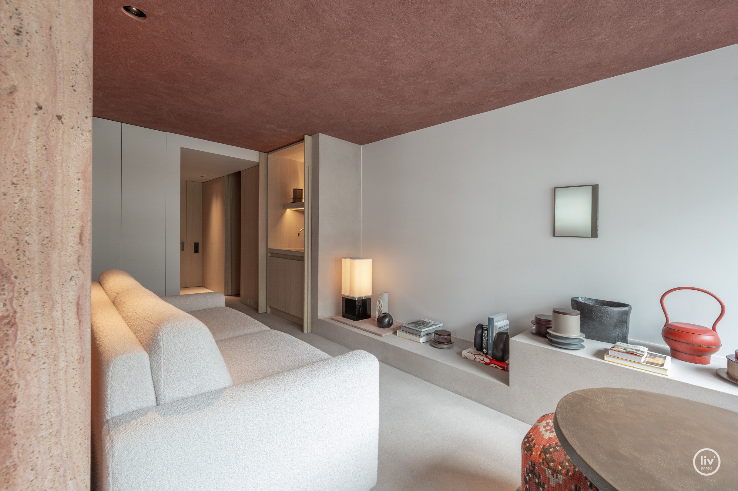 Uniek appartement ontworpen door architect Glenn Sestig met zijdelings zeezicht aan het Driehoeksplein 